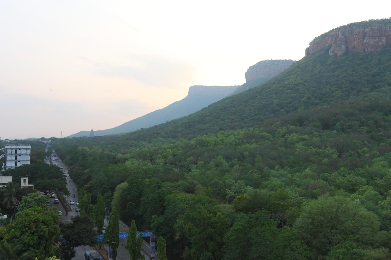 Oyo 15115 Hotel Ramcharan Residency Tirupati Exterior foto